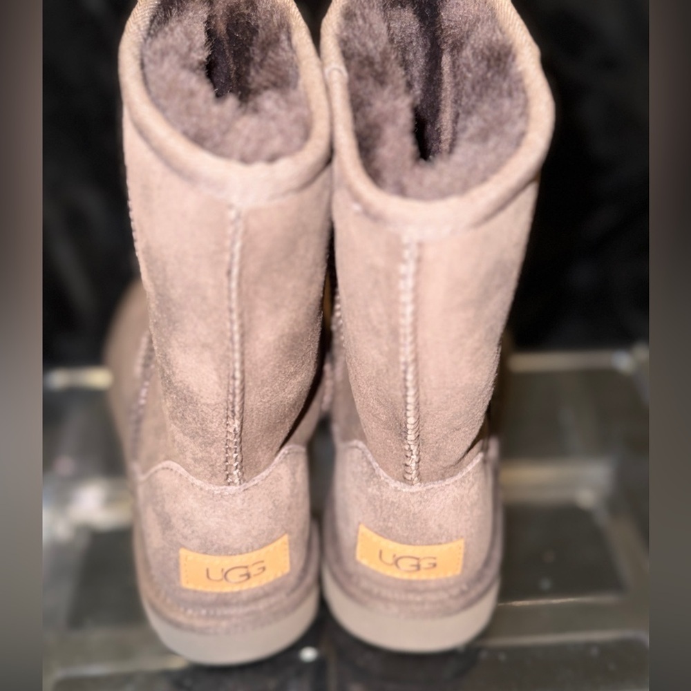 UGG Classic Short Boot In Brown New* - Picture 2 of 12